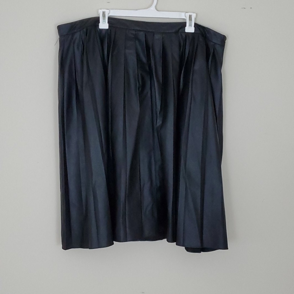 Worthington black faux leather pleated skirt